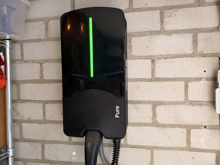 Webasto Pure laadpaal aan de muur in een garage in Badhoevedorp